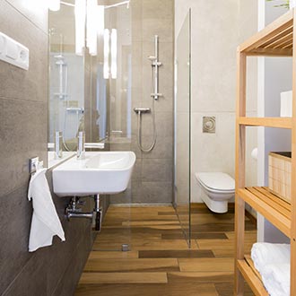 Badezimmer im skandinavischen Stil Inspiration für ein Holzwaschbecken