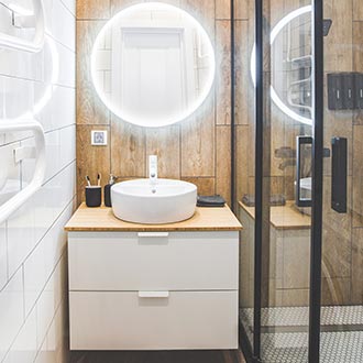 Badezimmer im skandinavischen Stil Inspiration für Duschkabine und Accessoires
