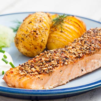 Abendessen im skandinavischen Stil Fisch und Kartoffeln