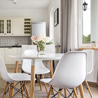 Esszimmer im skandinavischen Stil Inspiration weiße Stühle