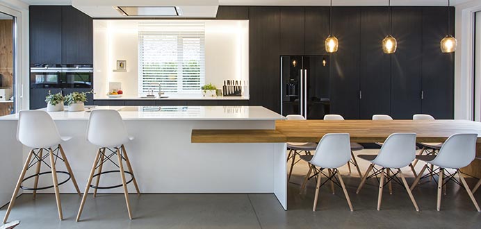 Esszimmer im skandinavischen Stil Inspiration schöne weiße Küche mit Esszimmerstühlen