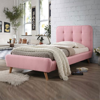 rosa Bett im skandinavischen Stil
