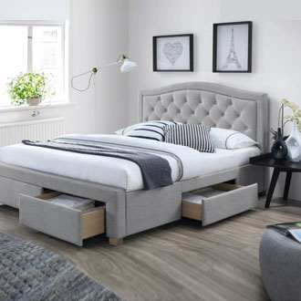 hellgraues Bett im skandinavischen Stil