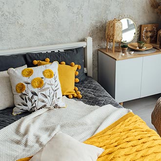 Bettwäsche im skandinavischen Stil Inspiration weiße Bettwäsche und gelbe Accessoires