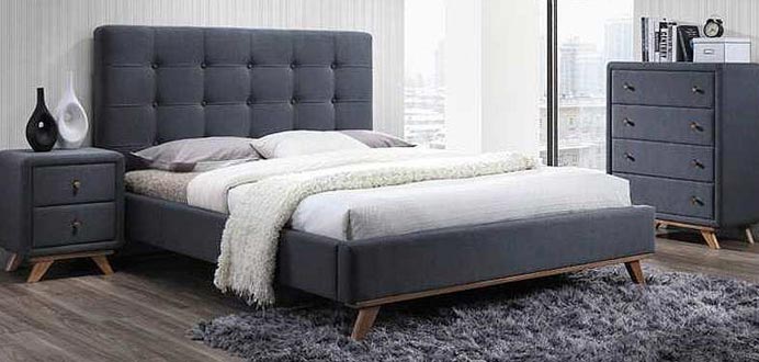 dunkles Bett im skandinavischen Stil