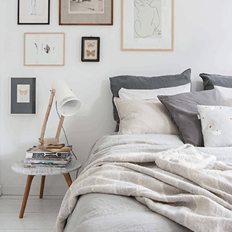 Schlafzimmer im skandinavischen Stil Inspiration Lampe Bettwäsche