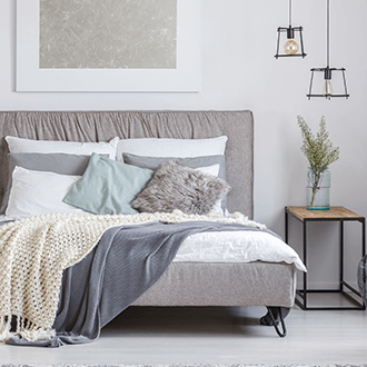Schlafzimmer im skandinavischen Stil Inspiration Bett mit Bettwäsche
