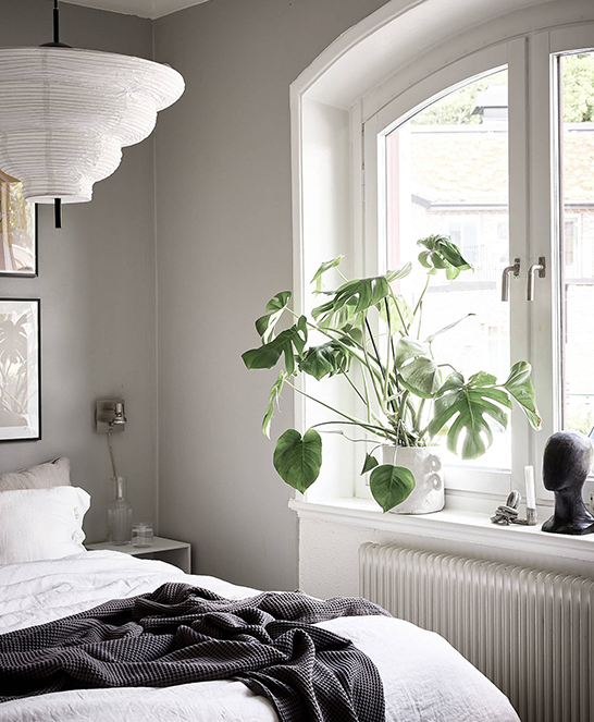 Kleines Schlafzimmer im skandinavischen Stil