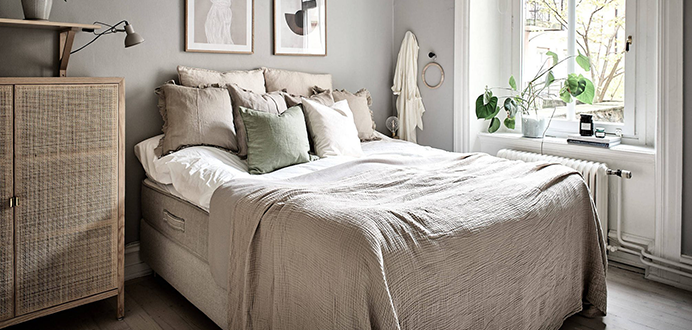 kleines Schlafzimmer im skandinavischen Stil geschmücktes Bett