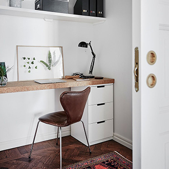 Büro im skandinavischen Stil Inspiration für einen schlichten Stuhl und Schubladen